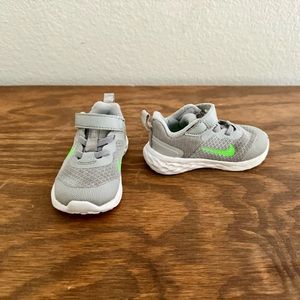 Boys Nike Toddler Revolution Running Shoes Grey/White with Green Nike Check